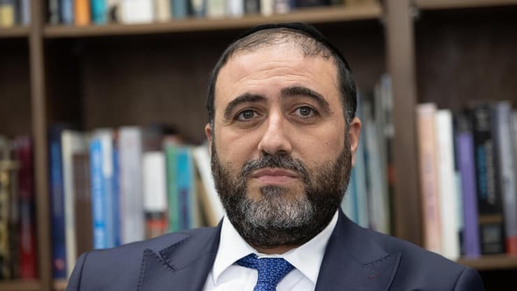 פרש מתפקידו - וכבר שנה שאין מי שיאשר את בקשות הגירוש. שר הפנים לשעבר משה ארבל (צילום: אלכס קולומויסקי) השר משה ארבל
