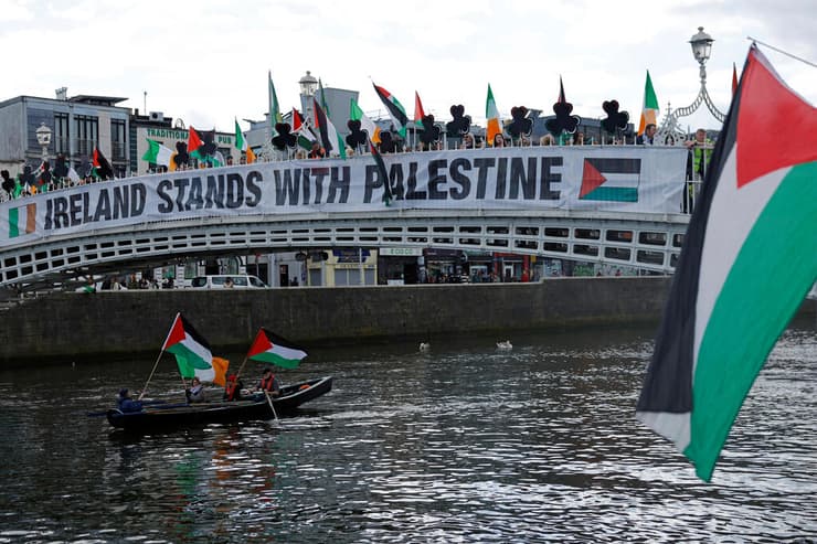 אירלנד יום פטריק הקדוש דבלין מפגינים למען פלסטינים דגלי פלסטין