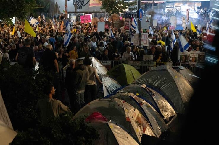 צילום: יובל חן לינה במאהל משפחות החטופים בשער בגין בקריה