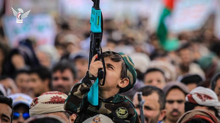 תימן צנעא הפגנת תמיכה ב חות'ים בעקבות מבצע ההפצצות של ארה"ב