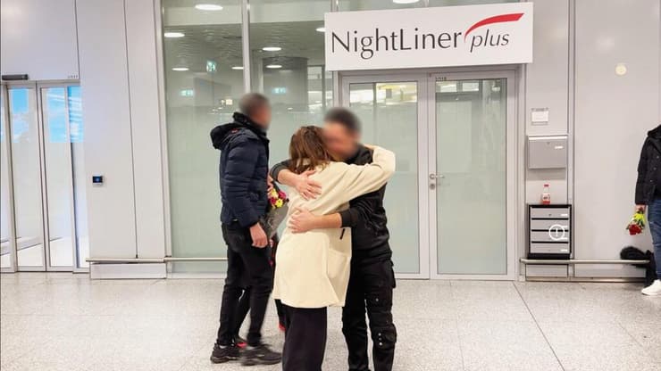 פאוזיה עם אחיה בשדה התעופה בגרמניה (צילום: ניק קוליוחין) פאוזיה אמין סידו עם אחיה, בשדה התעופה בגרמניה