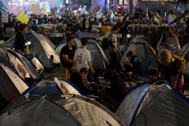 צילום: יובל חן לינה במאהל משפחות החטופים בשער בגין בקריה