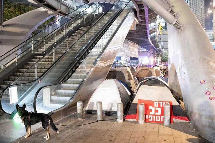 צילום: יובל חן לינה במאהל משפחות החטופים בשער בגין בקריה