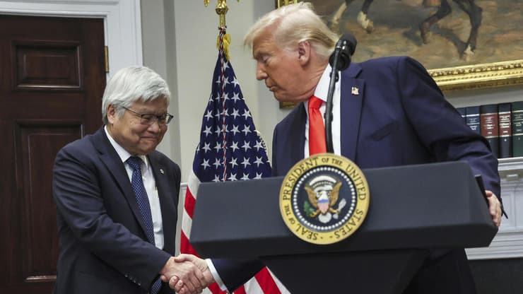 טראמפ לצד מנכ"ל TSMC צ'ונג צ'ינג וויי. האמריקאים מעוניינים להעביר כמה שיותר ייצור בתחום השבבים לארה"ב (צילום: Pool via AP) טראמפ לצד מנכ"ל TSMC צ'ונג צ'ינג וויי בהודעה על ההשקעה