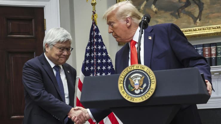 טראמפ לצד מנכ"ל TSMC צ'ונג צ'ינג וויי בהודעה על ההשקעה