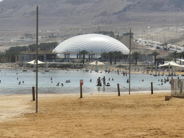 הכיפה משתלבת בטבעיות במרחב