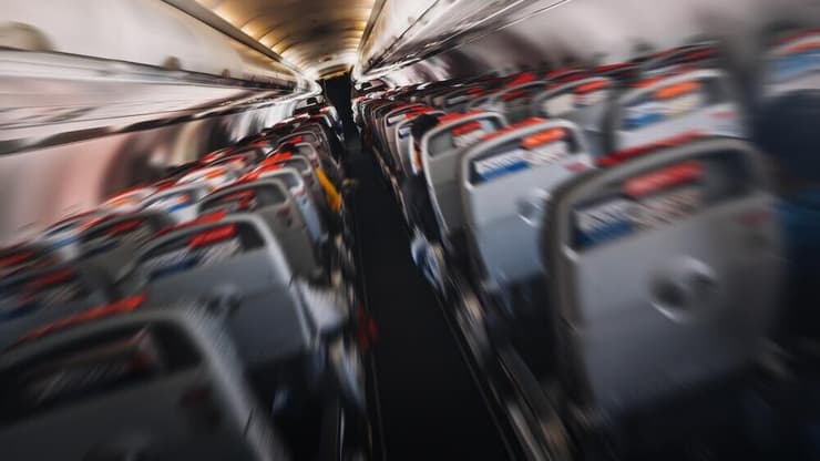 מפחדים מטיסות? היעזרו בדמיון מודרך, הסחות דעת, נשימות, והכי חשוב - הבינו את מקור הפחד שלכם (צילום: Shutterstrock) חרדת טיסה