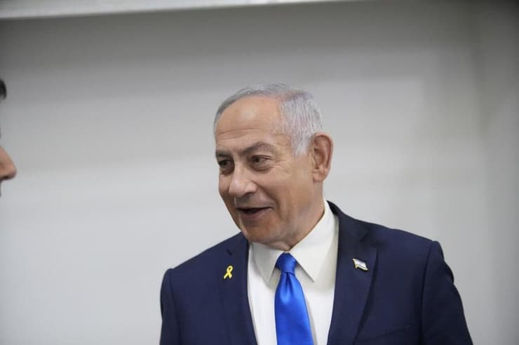 רה"מ בנימין נתניהו נכנס לאולם הדיונים על מנת לתת את עדותו בתיקי אלפים