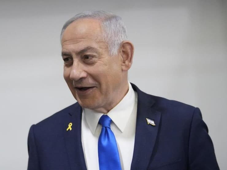 רה"מ בנימין נתניהו נכנס לאולם הדיונים על מנת לתת את עדותו בתיקי אלפים