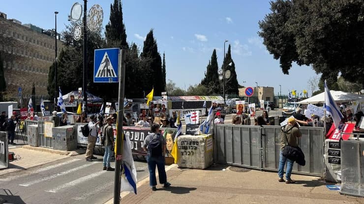 הורגים את החטופים: משפחות החטופים עולות להפגין בירושלים