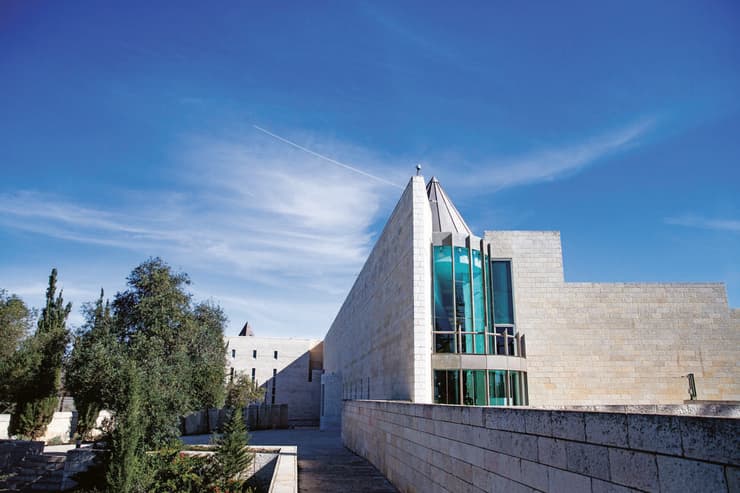 בית המשפט העליון, שעדה כרמי תכננה עם אחיה רם.