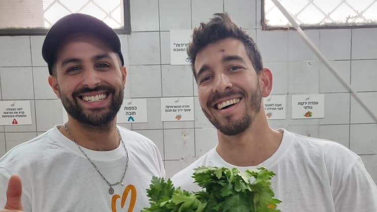 השף שאול בן אדרת מבשל עם מילואימניקים למען נזקקים