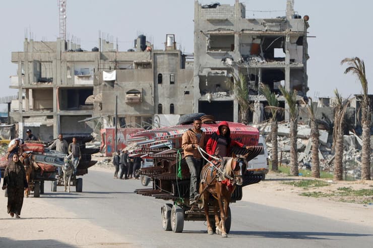 עוזבים את רפיח אחרי תקיפות צה"ל (צילום: REUTERS/Hatem Khaled) רפיח