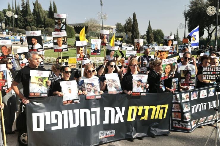 צילום: אלכס קולומויסקי הצהרת נציגי משפחות החטופים שהושבו לקבורה כיכר יק׳׳א, ירושלים