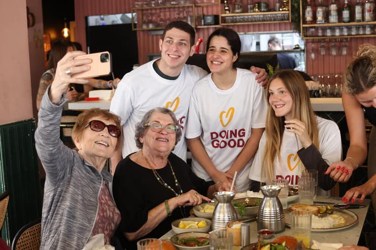 שורדות ושורדי שואה מעמותת "עמך" בארוחת צהריים עם בני נוער בראשון לציון