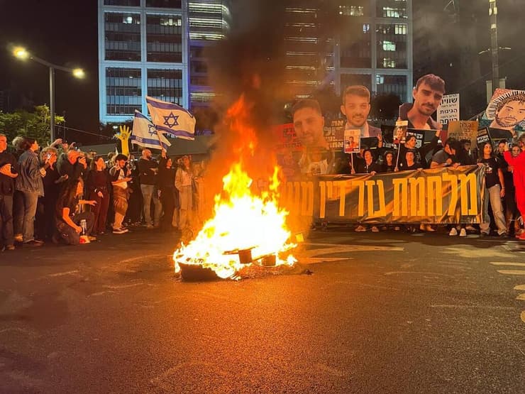 מפגינים בבגין נגד החזרה ללחימה בעזה וסיום הפסקת האש