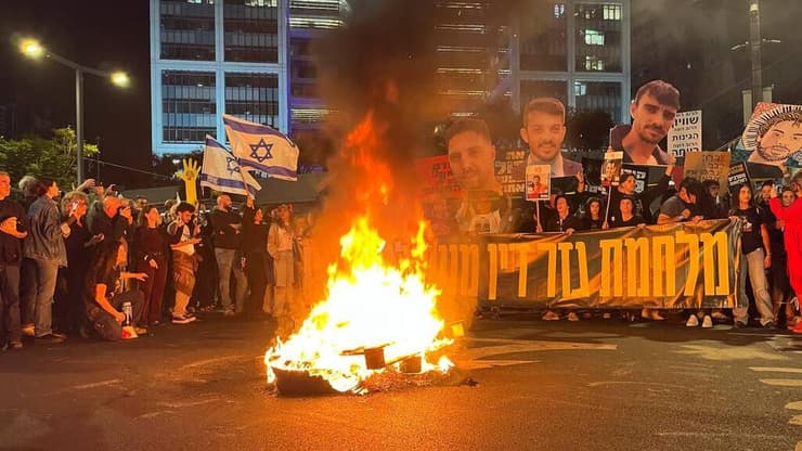 מפגינים בבגין נגד החזרה ללחימה בעזה וסיום הפסקת האש