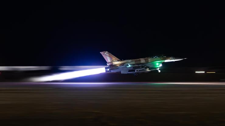 תיעוד מהמראות חיל האוויר לתקיפות ברצועת עזה, הלילה. "זה אירוע מתגלגל" (צילום: דובר צה"ל) תיעוד מהמראת מסוקי קרב של חיל האוויר לתקיפות ברצועת עזה