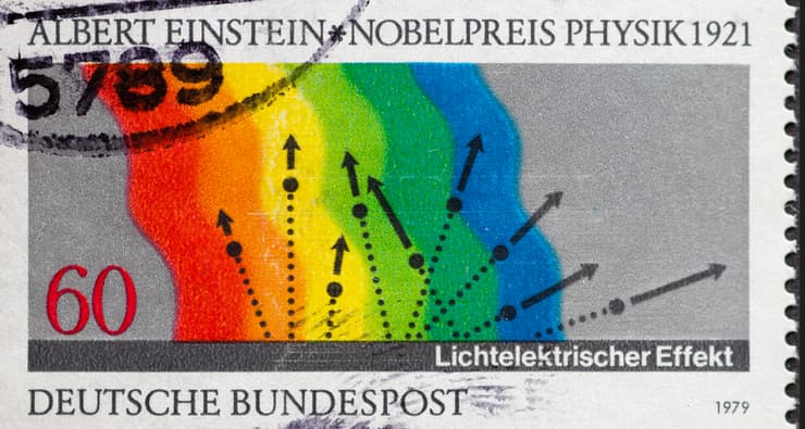 ההסבר שפתר תעלומה פיזיקלית ארוכת שנים: מדוע גלים מסוימים גורמים לפליטת אלקטרונים מהחומר? בול שהונפק בגרמניה (המערבית) ב-1979 לציון האפקט הפוטואלקטרי 