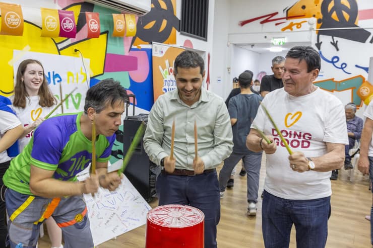 רפי אלול יו"ר רוח טובה מקבוצת אריסון באירוע קהילתי ביבנה