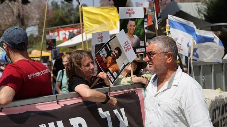 הורגים את החטופים: דני אלגרט  יחד עם משפחות החטופים עולות להפגין בירושלים