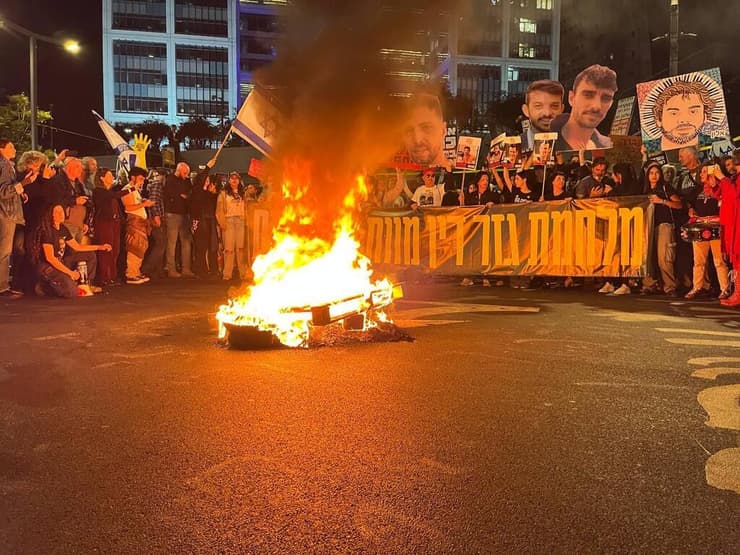 מפגינים בבגין נגד החזרה ללחימה בעזה וסיום הפסקת האש