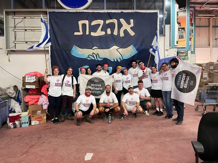 תיירים מחו"ל מתנדבים ביום מעשים טובים 2025