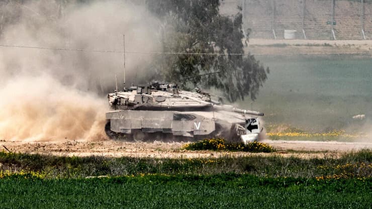 כוחות צה"ל בגבול הרצועה (צילום: Menahem KAHANA / AFP) כוחות צה" בגבול הרצועה