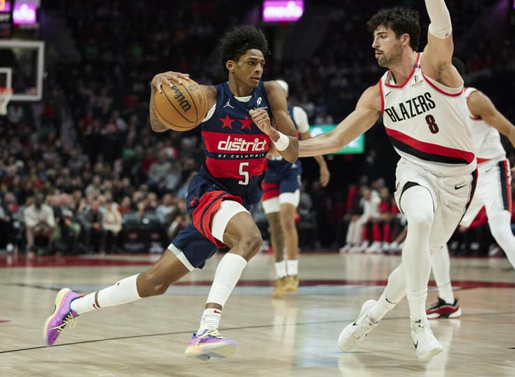 שחקן פורטלנד טרייל בלייזרס דני אבדיה שומר על איי.ג'יי ג'ונסון