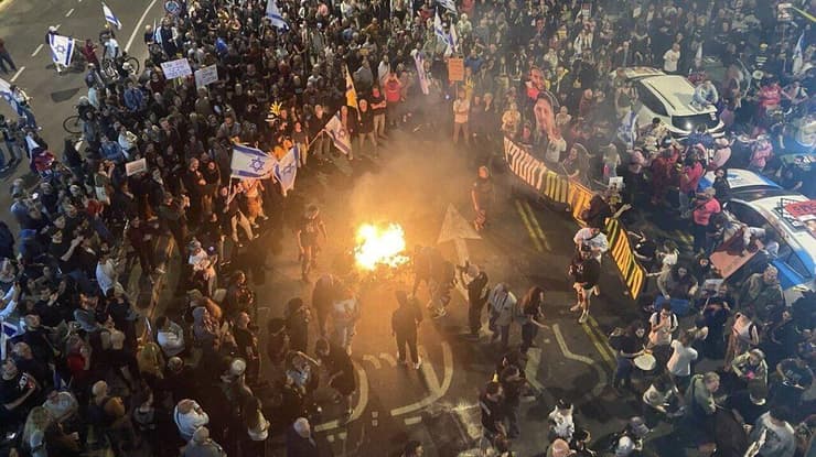 מפגינים בבגין נגד החזרה ללחימה בעזה וסיום הפסקת האש