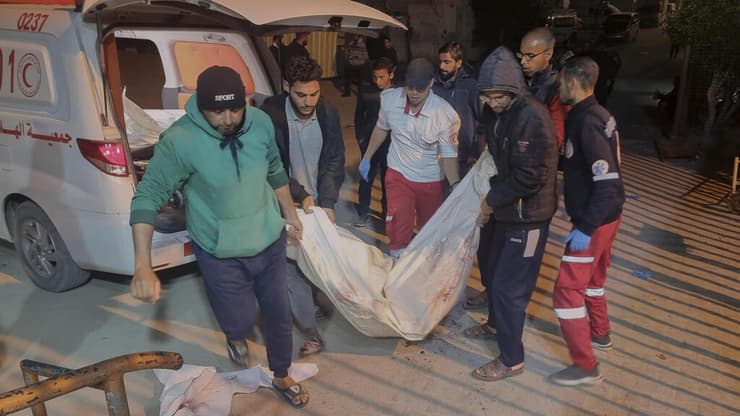 פינוי גופות ברצועת עזה, הלילה (צילום: AP Photo/ Mohammad Jahjouh) פינוי גופות לאחר תקיפות צה״ל ברצועה