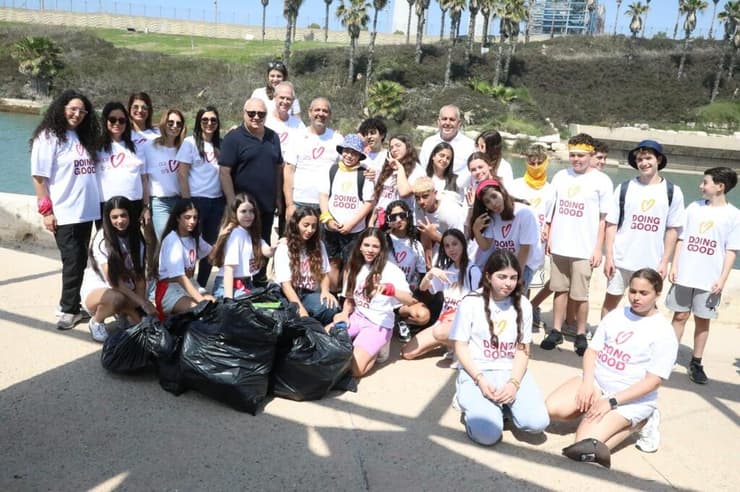 תלמידי כיתה ח' מקריית חינוך יצחק נבון מנקים  את רצועת החוף של חדרה