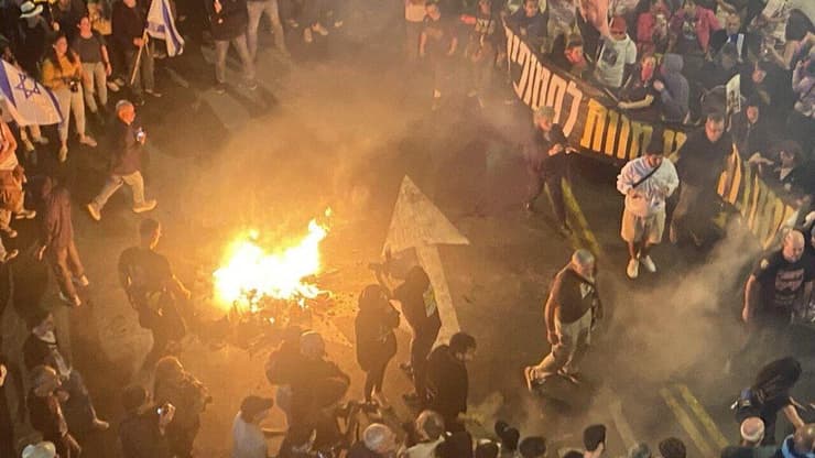 מפגינים בבגין נגד החזרה ללחימה בעזה וסיום הפסקת האש