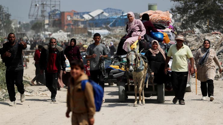 צילום:REUTERS/Ronen Zvulun פלסטינים מתפנים מבתיהם בצפון רצועת עזה, בצל החזרה ללחימה וסיום הפסקת האש
