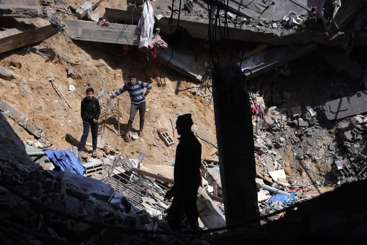 צפון רצועת עזה (צילום: Bashar TALEB / AFP) פלסטינים מתפנים מבתיהם בצפון רצועת עזה, בצל החזרה ללחימה וסיום הפסקת האש