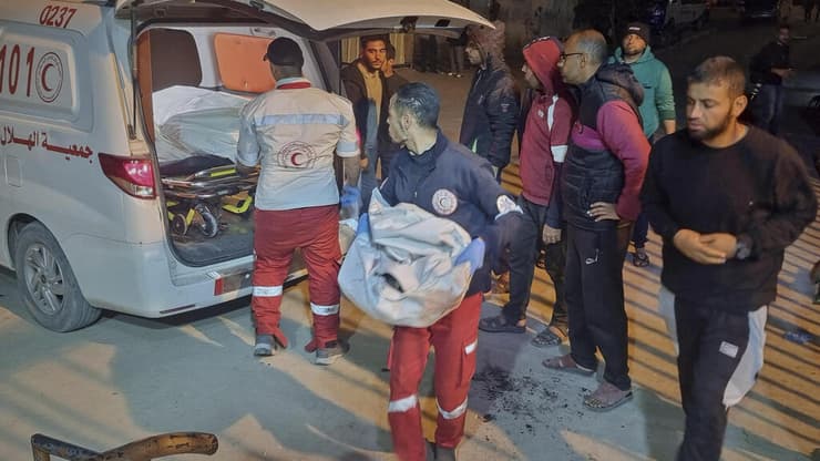 פינוי גופות בעזה, הלילה (צילום: AP Photo/ Mohammad Jahjouh) פינוי גופות לאחר תקיפות צה״ל ברצועה