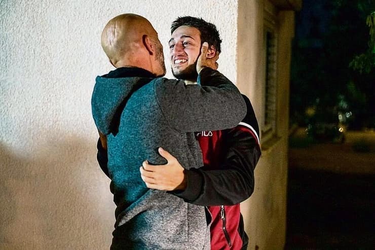 ליאם אור עם אביו אחרי השחרור