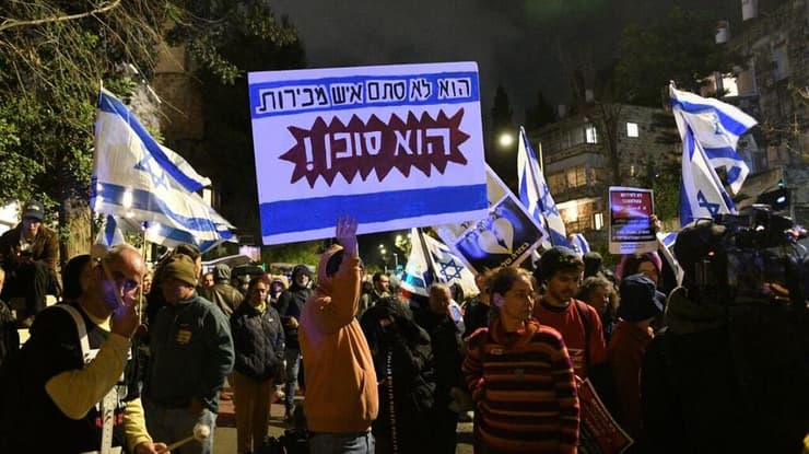מחאה הפגנה ברחוב עזה מול מעון רה"מ בעקבות החזרה ללחימה בעזה ופיטורי ראש השב"כ