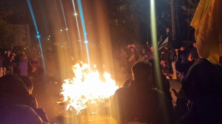 מדורות הודלקו במהלך מחאה ברחוב עזה מול מעון רה"מ בעקבות החזרה ללחימה בעזה ופיטורי ראש השב"כ