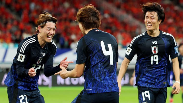 שחקני נבחרת יפן חוגגים