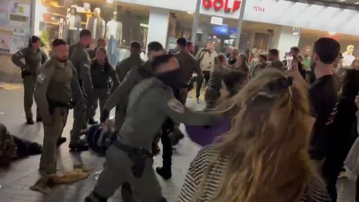 אלימות שוטרים כלפי מפגינים להפסקת המלחמה בירושלים