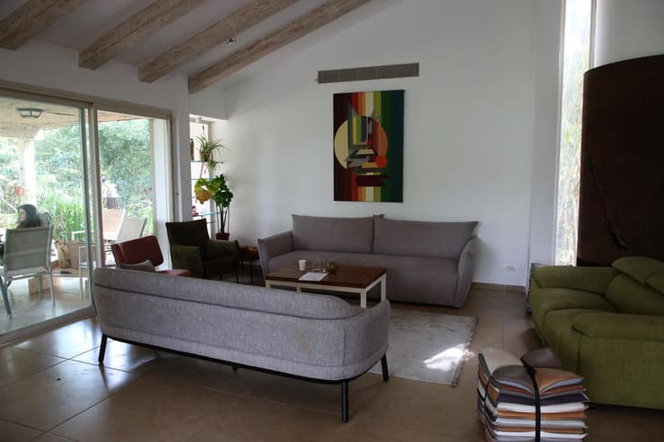 בתוך הווילה. "לא רק מקום לנפש אלא גם לחיפוש תעסוקה, לימודים וסדנאות"ן (צילום: ריאן פרויס) בתוך "בית הנובה" שבכפר סירקין