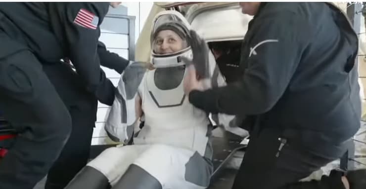 סוניטה וויליאמס ביציאה מהחללית (צילום: נאס"א) סוניטה וויליאמס ביציאה מהחללית