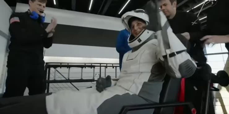 סוניטה וויליאמס על האלונקה (צילום: נאס"א) סוניטה וויליאמס על האלונקה