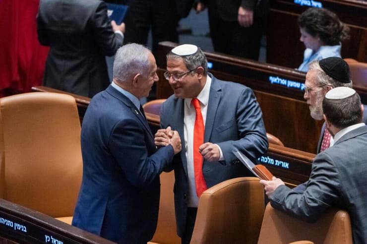 השר ביקש לדון בנושא בקבינט, רה"מ לא הסכים. בן גביר ונתניהו (צילום: שלו שלום ) רה"מ בנימין נתניהו ואיתמר בן גביר במליאת הכנסת - השבעתו של בן גביר לחזרה לממשלה