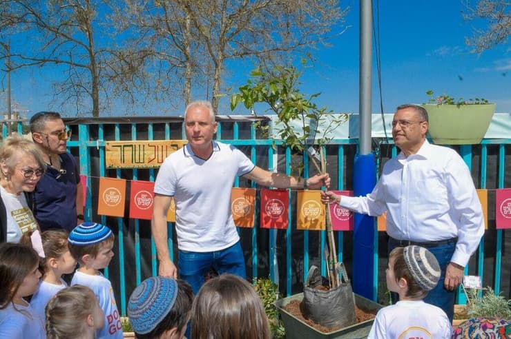 דורון, אביו של שחר ז"ל, נוטע עץ בגן יחד עם משה ליאון, ראש עיריית ירושלים     