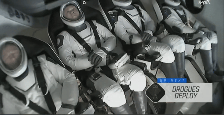 ארבעת האסטרונאוטים בחללית הדרגון (צילום: Reuters) רגעי החילוץ והנחיתה של האסטרונאוטים האמריקאים שנתקעו בחלל ל-9 חודשים