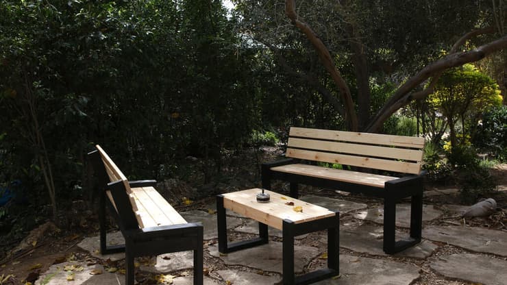 "זה משחרר אותם לעשות יצירות מעץ, והם גם יוצרים לנו חפצים לבית" (צילום: ריאן פרויס) בתוך "בית הנובה" שבכפר סירקין