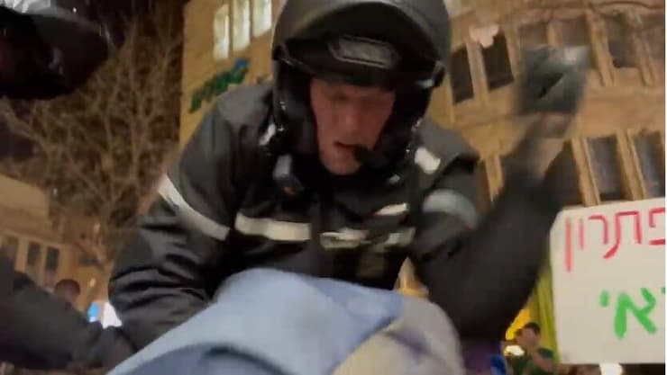 אלימות שוטרים כלפי מפגינים להפסקת המלחמה בירושלים