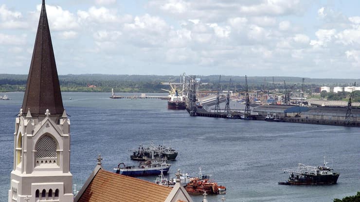 נמל דאר א-סלאם. ההשקעה בתשתיות הנמלים חיונית לצמיחה של טנזניה (צילום: AP Photo/Khalfan Said, File) נמל דאר א-סלאם בטנזניה